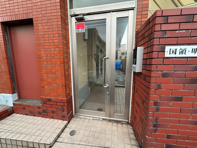 国領明和のエントランス