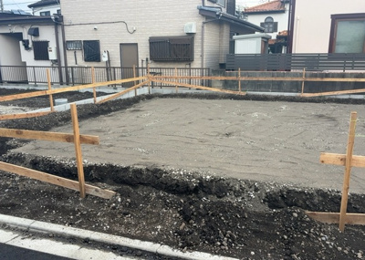【バルコニー】 | 若松新築戸建 | バルコニーは、室外の専用スペースのうち、「屋根がなく開放された空間」であるものを指します。ベランダより広いタイプのものが多く、日当たりもよいため家庭菜園などを楽しみたい人にとって適した環境となります。