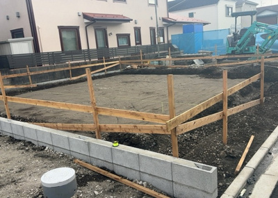 【構造・工法・仕様】 | 若松新築戸建 | 木造住宅とは土台、壁、柱など建築物の強度を支える構造体の材に木が使用されている構造を指します。構造体は建物の自重を支えるだけではなく風圧や水圧、積裁荷重などあらゆる衝撃に耐えるための基礎です。