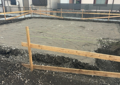【構造・工法・仕様】 | 若松新築戸建 | ベタ基礎とは、柱の位置に関係なく全体に基礎がある事を指し、面積が大きい分建物の重さを全体に分散できます。また、地面からの湿気や害虫を遮断でき、木造住宅で心配されるシロアリ被害を防ぐ効果も期待できます。