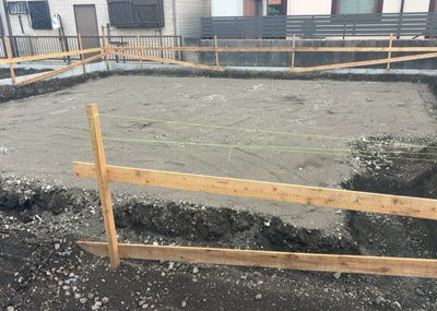 【冷暖房・空調設備】 | 若松新築戸建 | 基礎パッキング工法とは、床下の換気確保のため基礎と土台の間に緩衝材を挟み込む工法です。土台の下に数十センチの間隔で設置されるため、全体的な隙間が生まれます。床下換気口に比べて高い通気性が確保されます。
