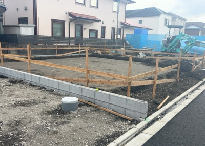 【外観】 | 若松新築戸建 | 現地に行くなら、物件の周囲の地形がどうなっているかを見ることも大切です。周辺より低くなっている土地では、大雨などで水が集まりやすいため、地盤が弱くなっているということも考えられるため、注意が必要です。