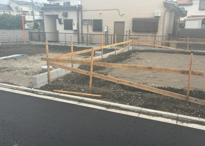 【前面道路含む現地写真】 | 若松新築戸建 | 道幅が狭い場所は比較的土地の値段が低いことが多く、また交通量が少ないため騒音が少なく静かな環境で過ごせます。また、小さいお子様がいるご家庭も安心です。一方で車の駐車が難しいというデメリットもあります。