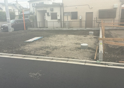 【前面道路含む現地写真】 | 若松新築戸建 | 道幅が広い場所は日当たりや風通が良好です。幅が広いのですれ違いも可能ですし大きな車でも駐車可能！一方で、大型車が通ることも多くなるため交通量の増加により騒音に繋がります。また土地の値段が高くなります。