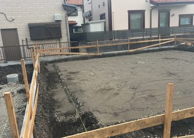 【外観】 | 若松新築戸建 | 現在は更地となっています。現地をご見学に行く際は、道路の幅や周辺の交通量、施設などをご確認頂くことをおすすめします！ある程度イメージをつけたいという場合は、同売主の施工事例や完成パースもお見せします。