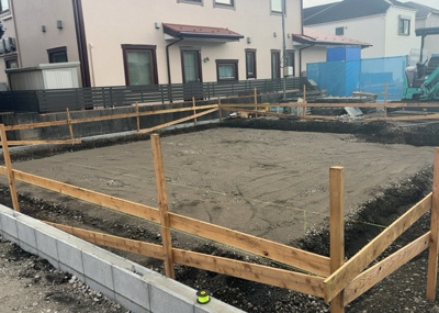 【庭】 | 若松新築戸建 | 家族でのBBQを行うのであれば3坪程度の広さがあればよいでしょう。ガーデニングや家庭菜園を楽しむ際は、手入れが行き届く範囲にすると安心です。また、庭のある方角や接道が気になる方は事前に確認しましょう。