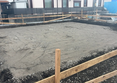 【庭】 | 若松新築戸建 | 庭のある家に住むことのメリットとして、子どもたちの遊び場を確保できること、ガーデニングや家庭菜園を楽しめること、明るさを確保できることがあります。また、配置を工夫することでプライバシーが確保できます。