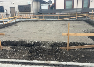 【玄関】 | 若松新築戸建 | 玄関は、狭すぎると複数人で使いにくく、広すぎても無駄な空間になりがちです。最低2畳を目安にして、家の広さとの兼ね合いや家族の人数を考慮して決めるとよいでしょう。現地を見学して快適な玄関を選びましょう！