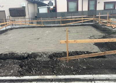【玄関】 | 若松新築戸建 | 玄関ポーチにおいて最も重視すべきと言っても良いのが広さです。適切な広さの玄関ポーチでないと外見的なバランスは崩れてしまいますし、何より使いにくくなってしまいますので、現地で実際に下見をしてみましょう！