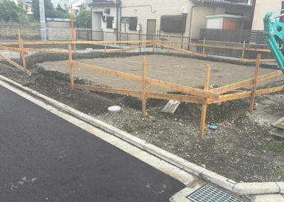 【前面道路含む現地写真】 | 若松新築戸建 | 住宅用の土地では前面道路に2m以上接していなければならないと法律で定められています。しかし、お持ちの車のサイズやライフスタイルなどにより、2mでは利便が悪い場合もございますので、事前に確認しましょう。
