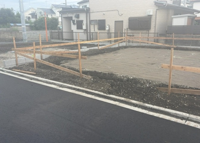 【前面道路含む現地写真】 | 若松新築戸建 | お持ちの車種によっては前面道路が広い方が便利でしょう。しかし、前面道路が広ければその分交通量が多くなるため、騒音などが気になる場合があります。実際に現地を見学し、周辺交通量や騒音などを確認しましょう！