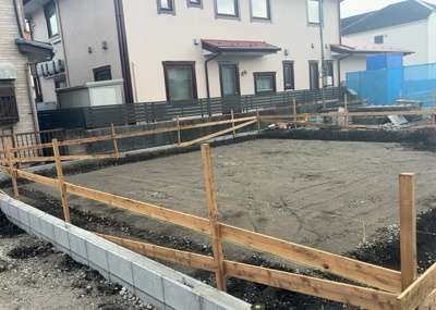 【庭】 | 若松新築戸建 | 庭があることでガーデニングや家庭菜園はもちろん、こどもの遊び場やペットを放して遊ぶことができます。また、家の周囲に余裕があるということです。隣地との間があれば、十分な日当たりと、風通しが確保できます。