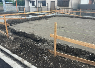【玄関】 | 若松新築戸建 | 玄関は家の顔でもあり、家族以外の目にも止まる場所です。玄関は外との間を仕切る扉、靴などをしまっておく収納スペース、靴脱ぎのたたきスペース、来客とのやり取りをするドアホンなど複数のアイテムからなります。