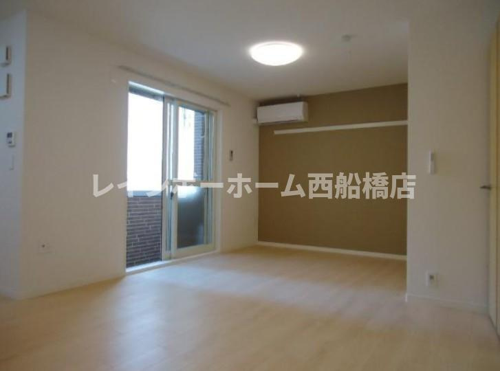 千葉市美浜区稲毛海岸４丁目のアパートの居間・リビング