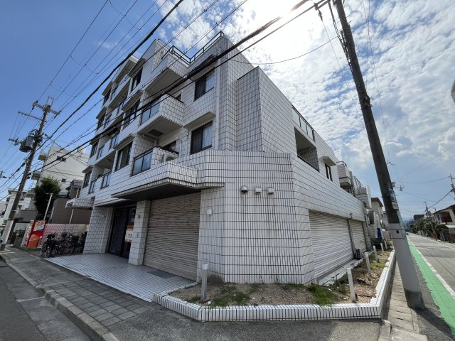ロイヤルハイツ甲子園口の外観