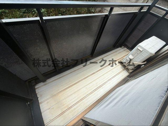 三鷹市上連雀１丁目のアパートのバルコニー