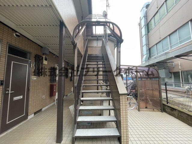 三鷹市上連雀１丁目のアパートのエントランス