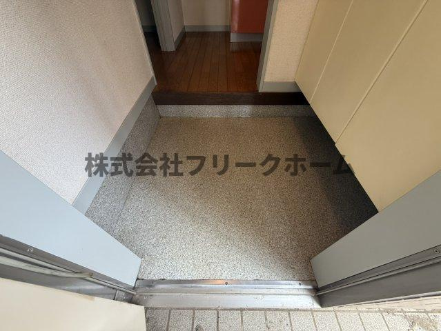 三鷹市上連雀１丁目のアパートの玄関