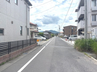 【前面道路含む現地写真】 | 物件の南側は幅員約6.4mのゆとりある公道に面しています。視界が広くすっきりとした道路環境のため、車の出し入れやお子様の通行もスムーズで、開放感のある住環境が保たれています。