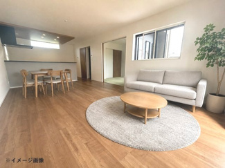 【居間・リビング】 | 東広島市西条町寺家字梶永（全2区画）No2【外構工事込み】 | 家具を配置しやすい18.0帖の広々としたLDK。南側の窓から心地よい光が広がる開放的な空間です。奥には引き戸で仕切られた4.5帖の和室が隣接しており、扉を開放すればさらに一体感のある大空間になります。