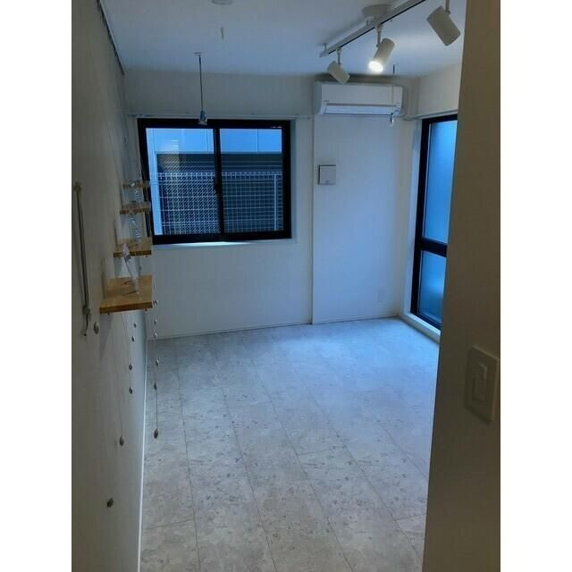 ウェルスクエアイズム四谷大京町の居間・リビング