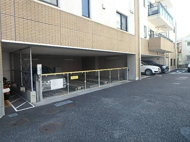 レジデンス三宿の駐車場
