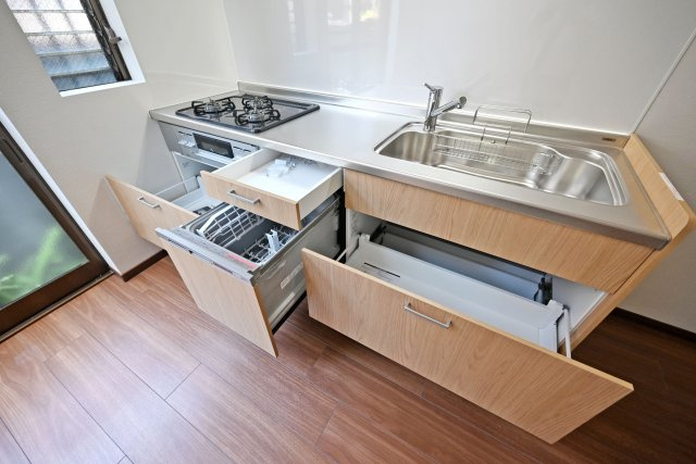 西宮市甲子園九番町中古テラスハウス｜3LDK＋駐車1台可（車種制限有）のキッチン|食洗機付きのキッチンで、日々の食器洗いの負担を軽減し、家事時間の短縮につながる便利な設備が整っています。