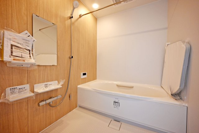 西宮市甲子園九番町中古テラスハウス｜3LDK＋駐車1台可（車種制限有）の浴室|ゆったりと足を伸ばして寛げる広さを確保した浴室。一日の疲れを癒しながら、心身ともにリフレッシュできる快適な空間です。