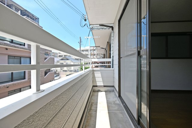 西宮市甲子園九番町中古テラスハウス｜3LDK＋駐車1台可（車種制限有）のバルコニー|陽当たりの良い南西向きバルコニーで、毎日の生活をより快適にしてくれる住まいの魅力的なポイントです。