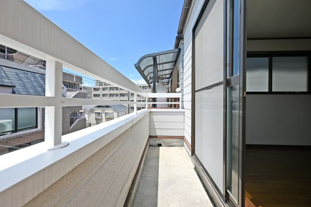 西宮市甲子園九番町中古テラスハウス｜3LDK＋駐車1台可（車種制限有）のバルコニー|3階にもバルコニーを備えたゆとりある住まい。洗濯物干しやリラックススペースとして活用でき、快適な暮らしをサポートします。
