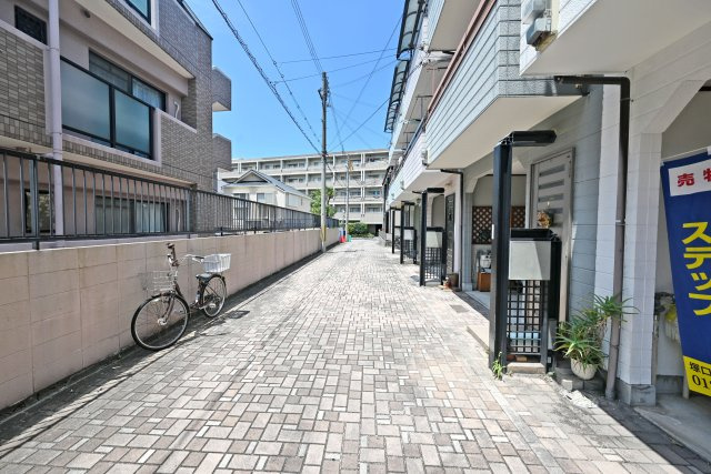 西宮市甲子園九番町中古テラスハウス｜3LDK＋駐車1台可（車種制限有）の前面道路含む現地写真|前面道路は南西側4.0m私道です