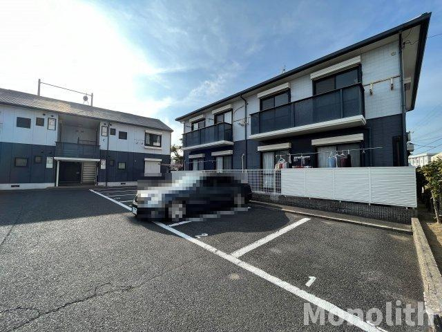 大町ガーデンライフE棟の駐車場
