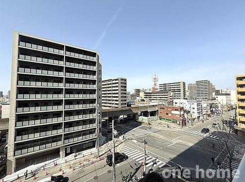 ファミール北大阪パークサイドの展望|◆バルコニーからの眺望です！前面道路が広々として、開放感があります！