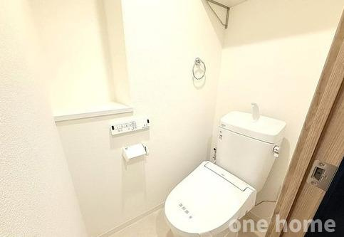 ファミール北大阪パークサイドのトイレ|◆新調された温水洗浄便座付きトイレです！操作がしやすい壁掛けリモコン！