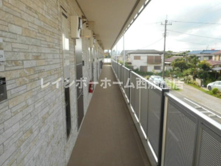 千葉市花見川区検見川町５丁目のアパートのロビー