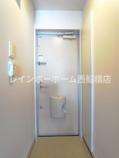 千葉市花見川区検見川町５丁目のアパートの玄関