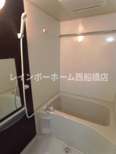 千葉市花見川区検見川町５丁目のアパートの浴室