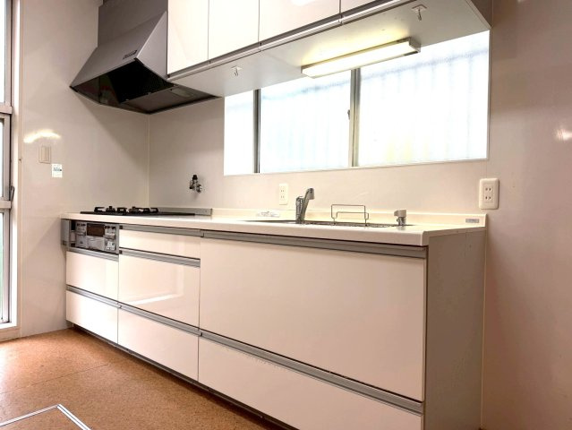 つつじが丘6丁目　中古住宅のキッチン|清潔感あふれる白を基調としたキッチン。収納力と使いやすさを兼ね備え、家族との会話を楽しみながら毎日の