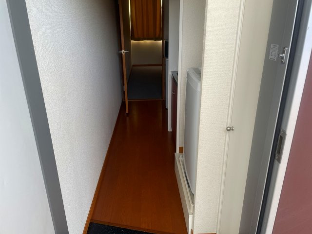 レオパレスフローラの玄関|冷蔵庫、電子レンジ付き