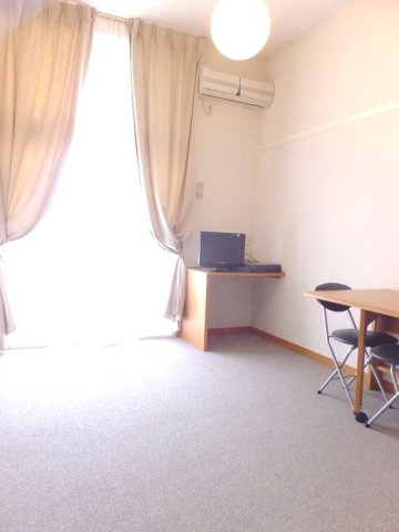レオパレスＰＯＲＴ　ＴＯＷＮの居間・リビング|2Ｆじゅうたん