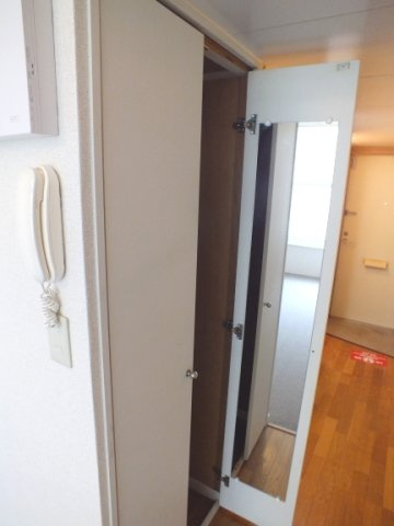 レオパレスホワイトウイングＩの内装|姿見付クローゼット