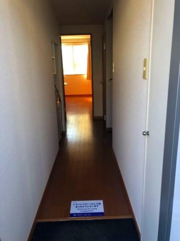 レオパレス竹山の玄関