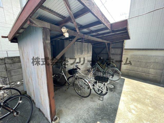 武蔵野市境５丁目のアパートの駐車場