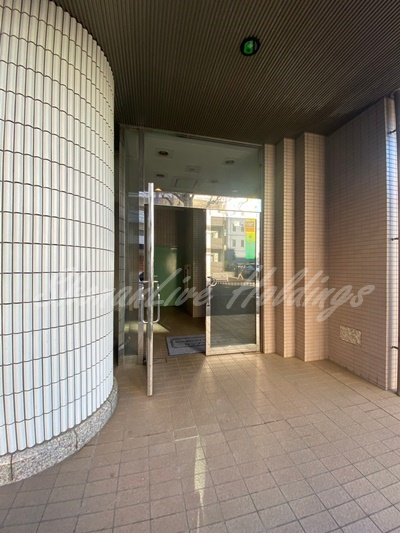 サンブライト新横浜のエントランス
