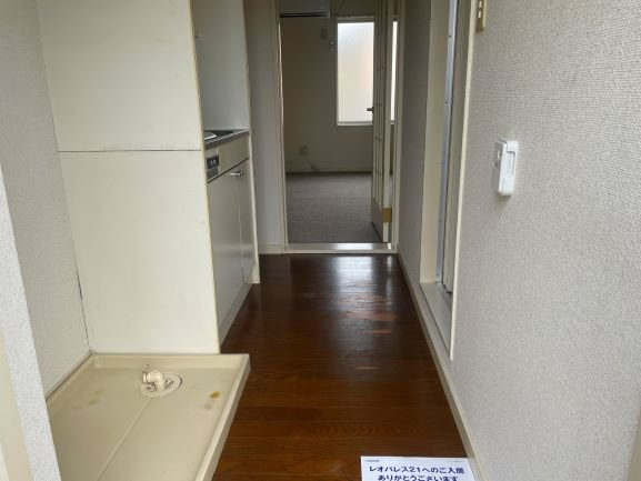 レオパレスフラワーアイランドの玄関