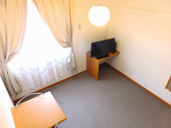 レオパレスまつやの居間・リビング|2階はカーペット仕様