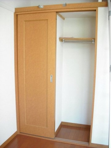 レオパレスまつやの内装|荷物もたっぷり入るクローゼットです！