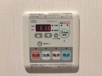 【玄関】 | ドム―ル新小岩プレミアムレジデンス | 白を基調とした上質感のある玄関です。