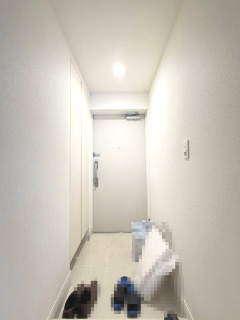 【エントランス】 | ドム―ル新小岩プレミアムレジデンス | 上質感漂うエントランスアプローチ。居住者の帰り、訪れる方を優しく迎える・安らぎに満ちた生活空間を予感させます。