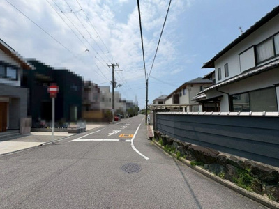 【前面道路含む現地写真】 | 引野町２丁　中古一戸建 | 和室ございます♪一息つく時の癒しの空間や客間にも使えますね！イグサの香りで癒しの空間になります♪